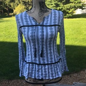 Rue 21 White with Blue Design V-Neck Top